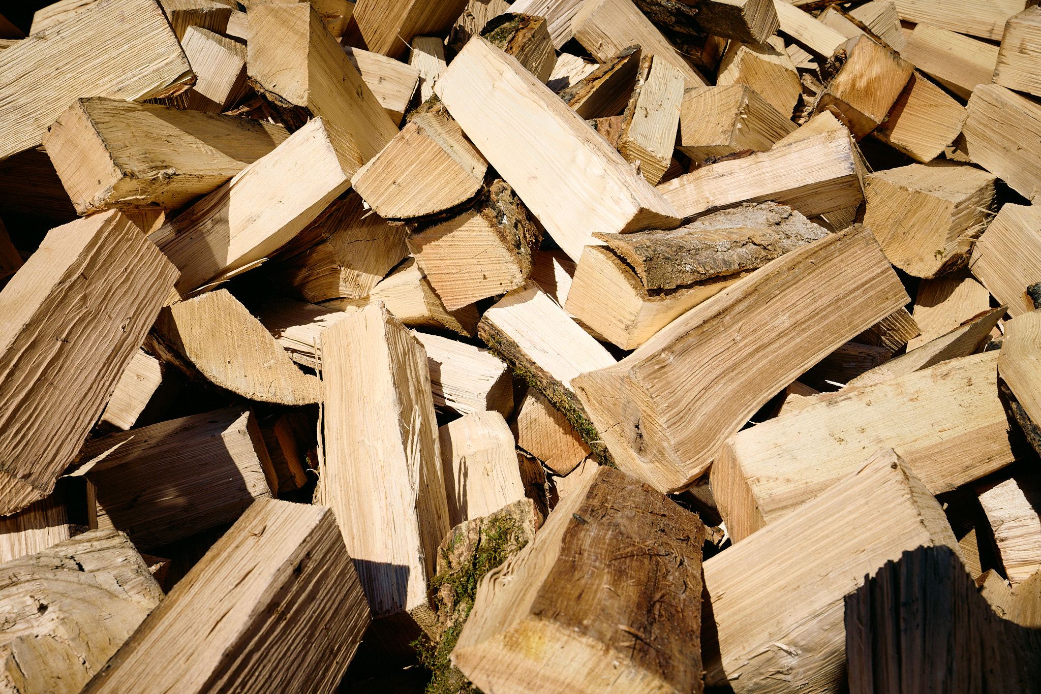 Bois de chauffage en vrac, bûches de hêtre fendues